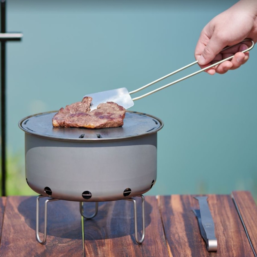 屋外用チタン製ポータブルフラットトップ韓国式BBQグリルテー - Camping Cooking Table With Windshield のレビューと価格
